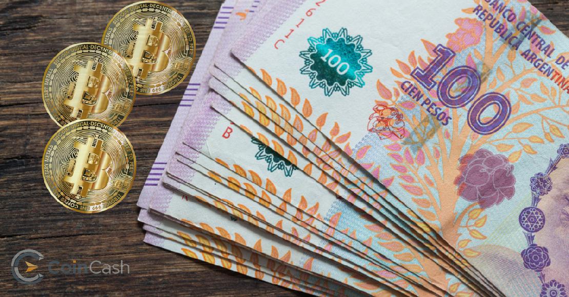 Argentín pesó és bitcoin érmék egy fa asztalon.